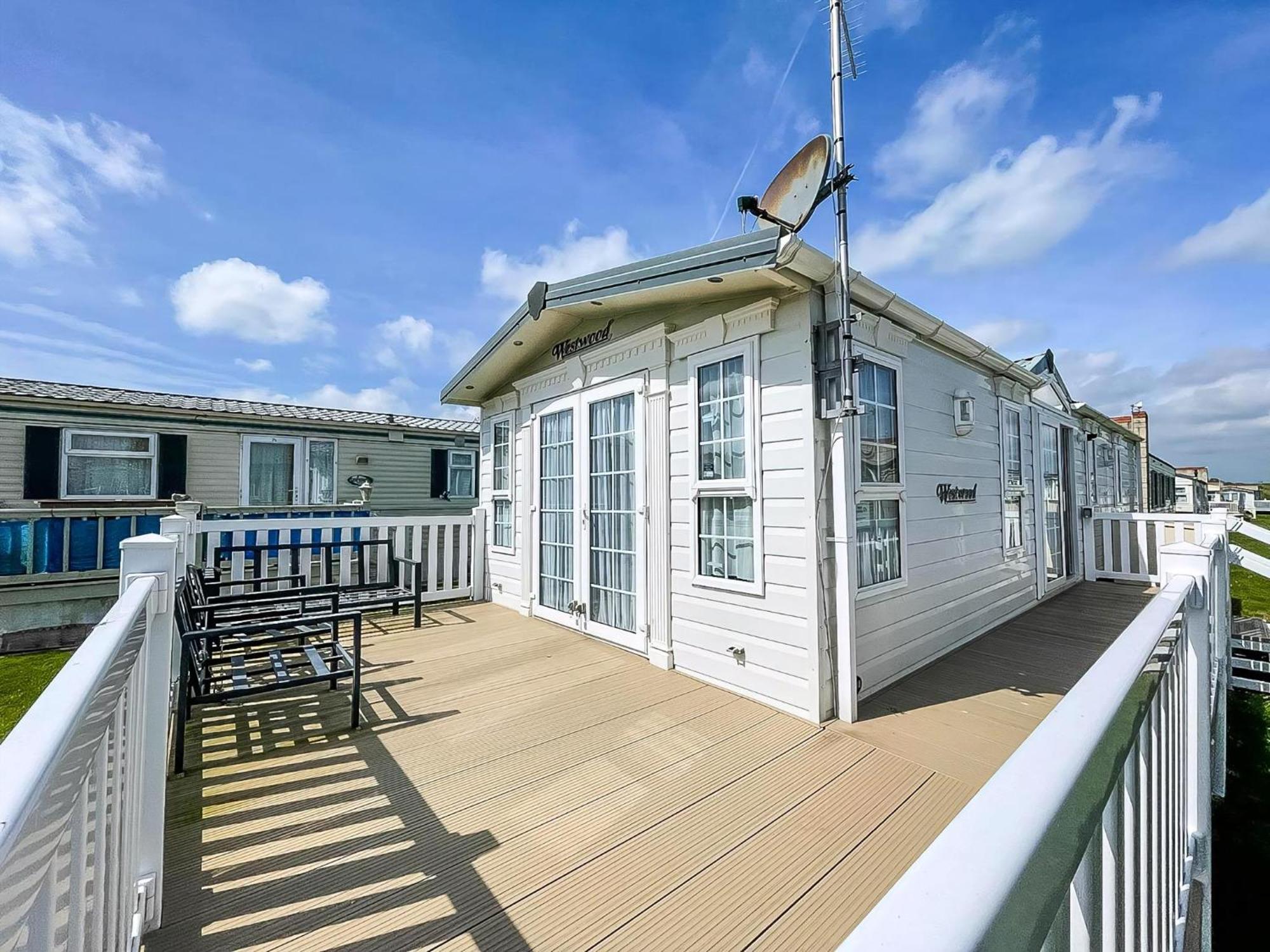 Lovely Caravan With Large Decking At Naze Marine Holiday Park Ref 17306Br วอลตัน-ออน-เดอะ-เนซ ภายนอก รูปภาพ